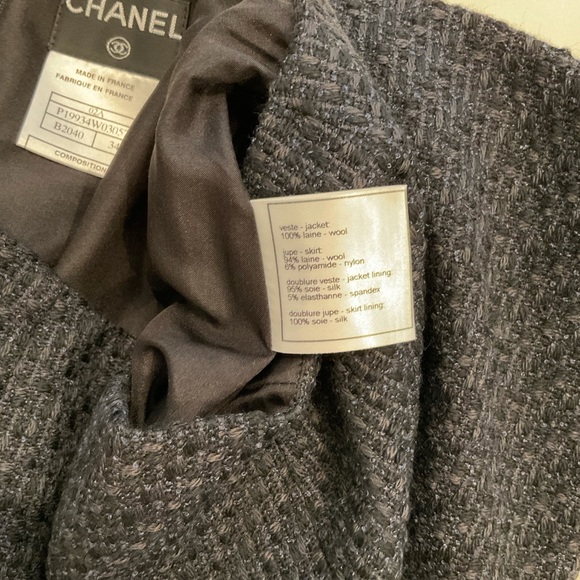 Chanel 2002 Autumn collection full suit with crystal details. Stunning! - Picture 10 of 16